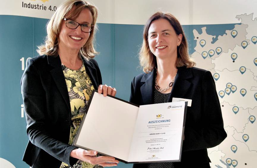 Katrin Schütz (vlevo), státní tajemnice na ministerstvu hospodáství, pedala ocenní 100 center pro Prmysl 4.0 v Badensko-Württembersku paní Susanne Palm, vedoucí skupiny Public Relations ve firm Arburg.