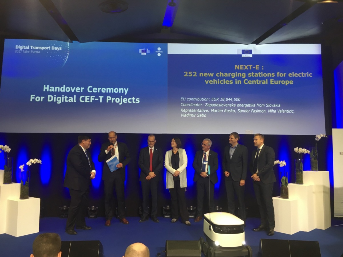Konzorcium NEXT-E a EÚ podpísali grantovú dohodu o vybudovaní 252 rýchlonabíjaiek a ultranabíjaiek pre elektromobily naprie strednou a východnou Európou