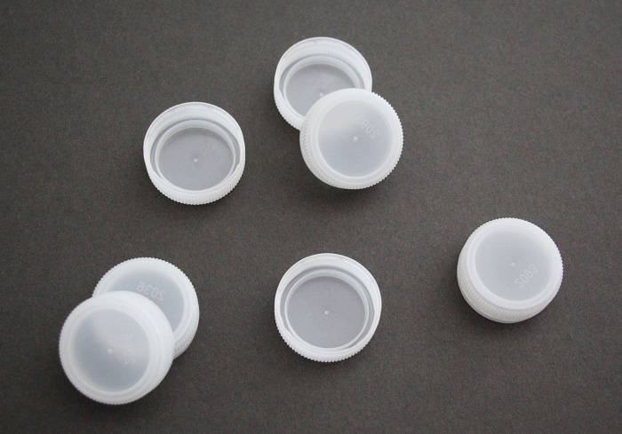 Closing caps made of HDPE – manufactured on the EcoPower Xpress
