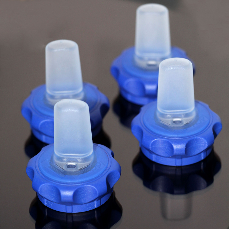 Drinking bottle cap made of thermoplastic and liquid silicon