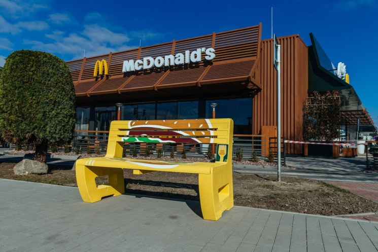 TOPlast - výroba dizajnových laviiek z plastového príboru pre McDonald's