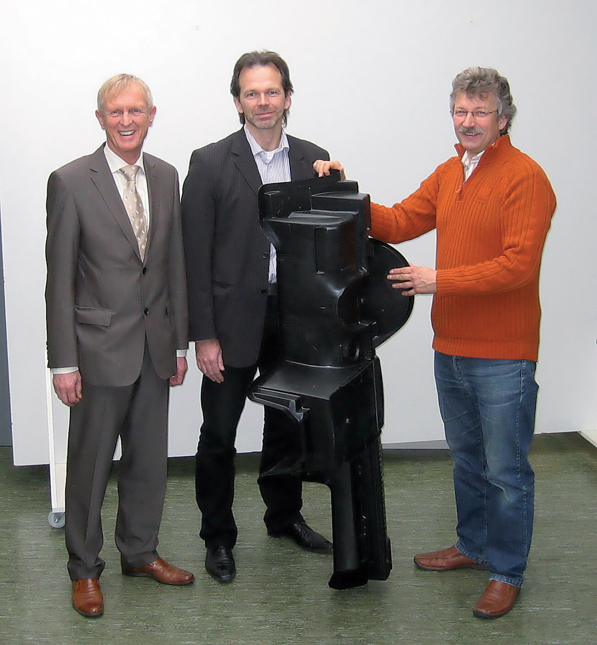 Jürgen Wabersich (Mürdter), Andreas Handschke (KraussMaffei) a Dr. Hartmut Traut (Trexel) pedstavují první výsledky test na nejvtším MuCell zaízení na svt