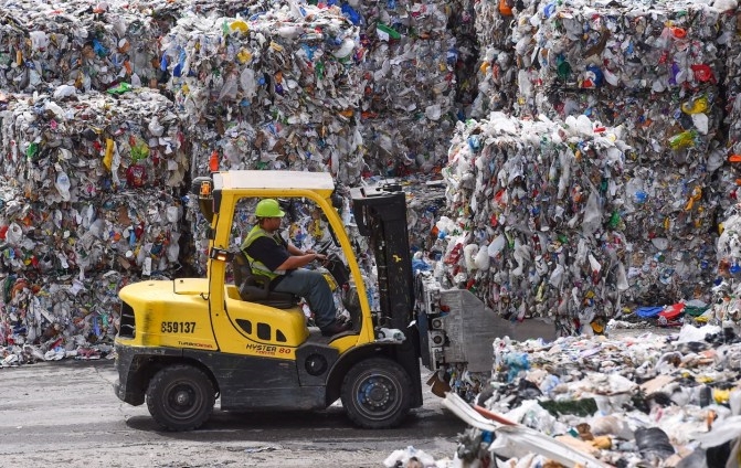 EF Recycling s.r.o solves environmental burdens caused by plastic and metal waste