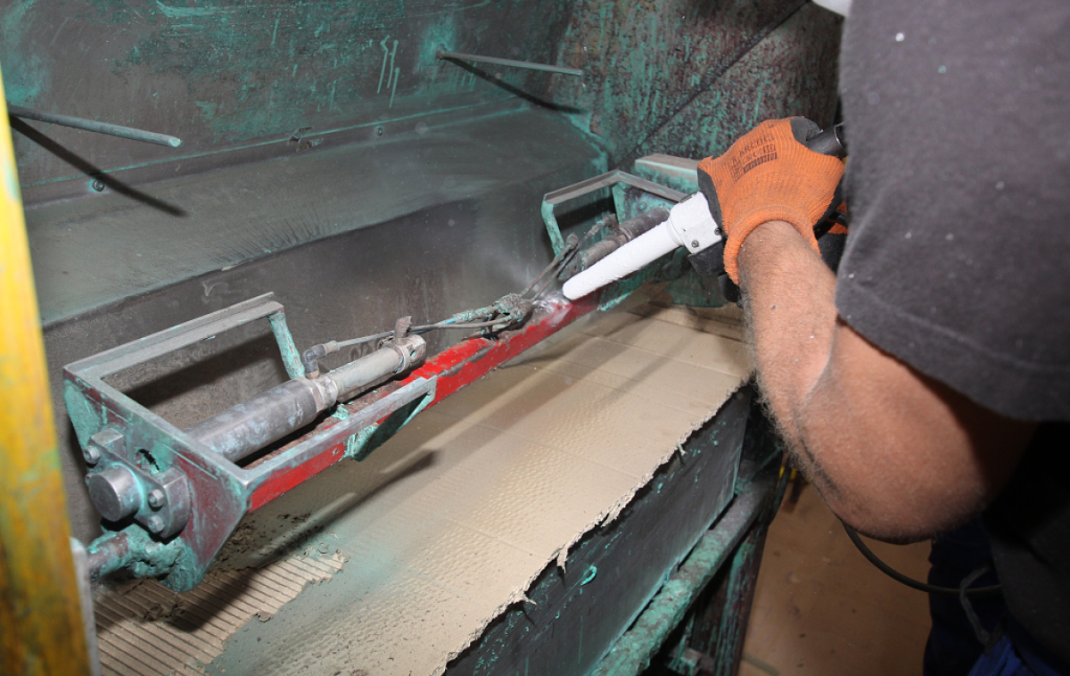 Surface cleaning with dry ice in the plastic and rubber industry - Dry Ice Technology s.r.o.