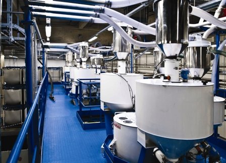 Násypky polypropylenového granulátu do extrudér, pístupné z plošiny