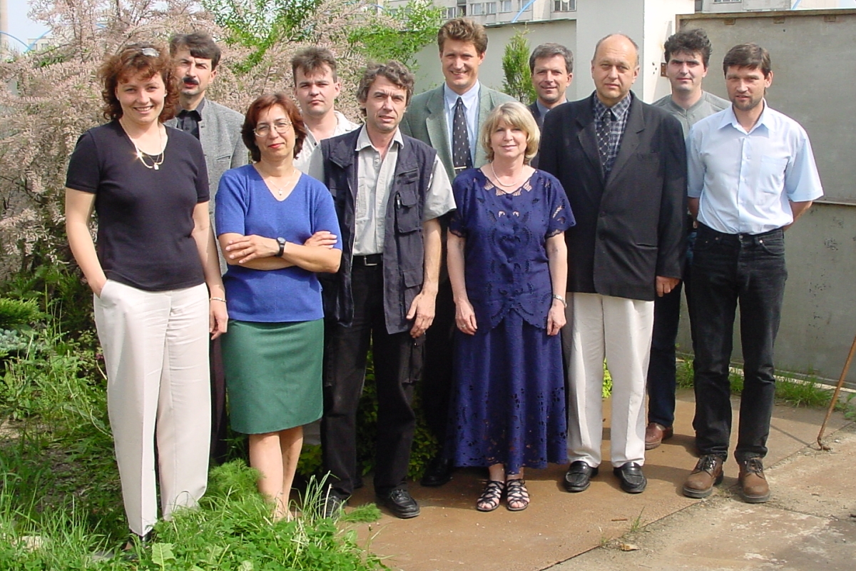 Pracovníci spoločnosti ARBURG spol. s r.o. v roku 2001 ešte na pôvodnom mieste v Prahe na Čiernom moste.