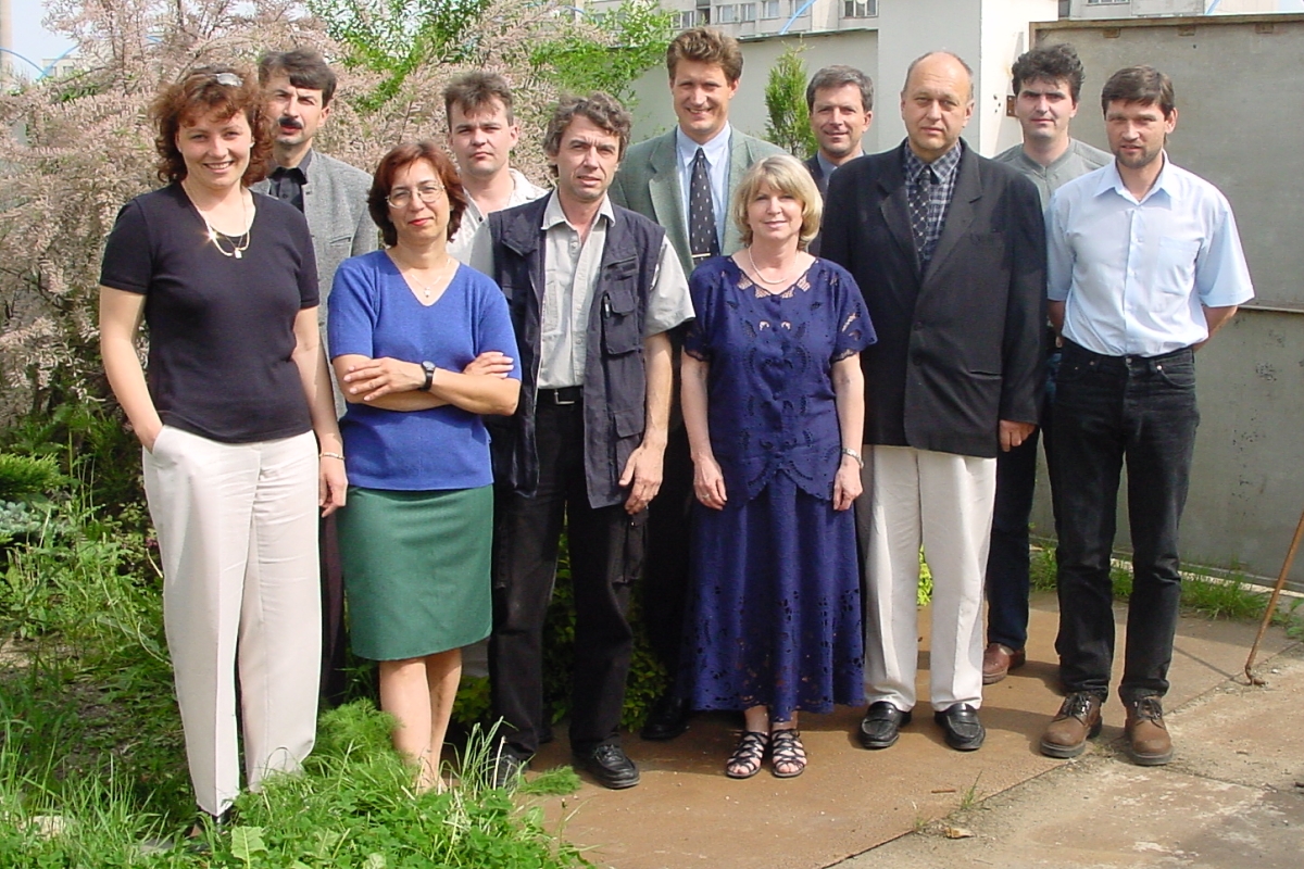 Pracovníci spolonosti ARBURG spol. s r.o. v roku 2001 ešte na pôvodnom mieste v Prahe na iernom moste.