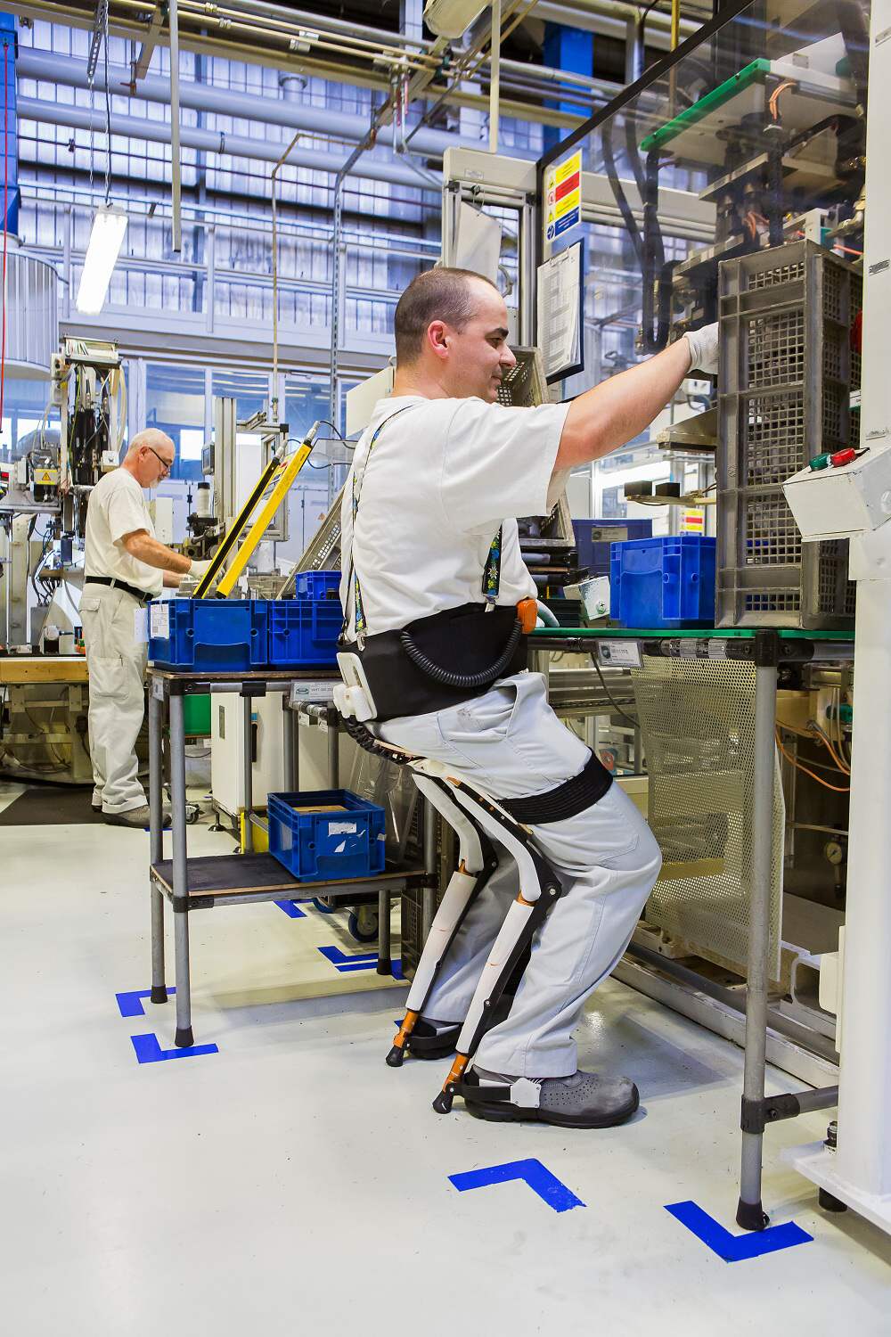 Volkswagen Slovakia testuje exoskeletony pre výrobných zamestnancov