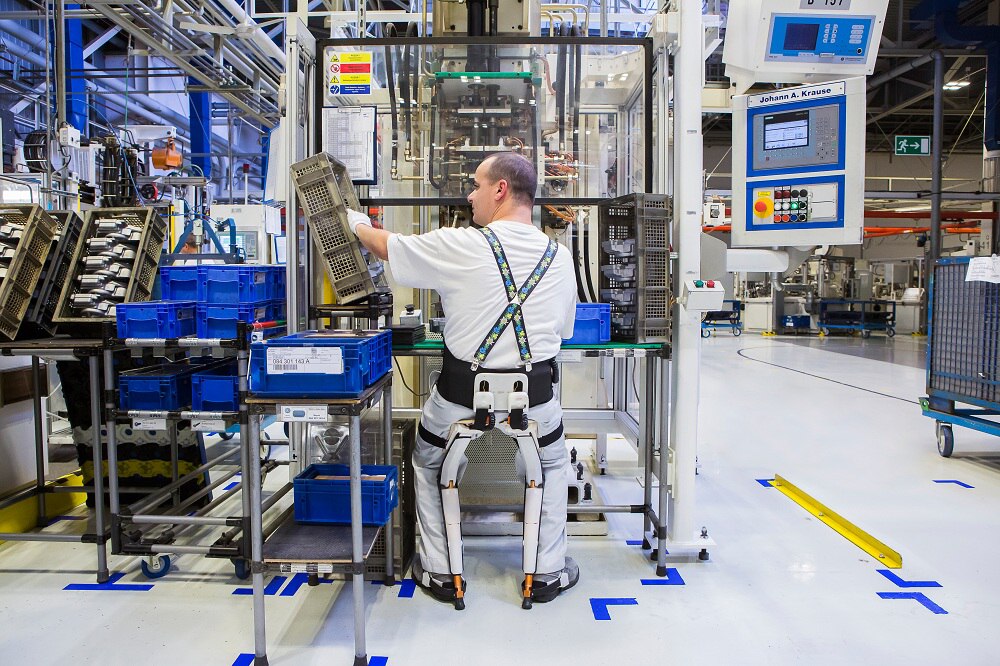 Volkswagen Slovakia testuje exoskeletony pre výrobných zamestnancov