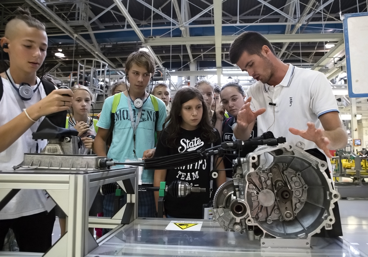 Mlad&iacute; automobilov&iacute; nad&scaron;enci spozn&aacute;vali v&yacute;robn&eacute; technol&oacute;gie vo Volkswagen Slovakia