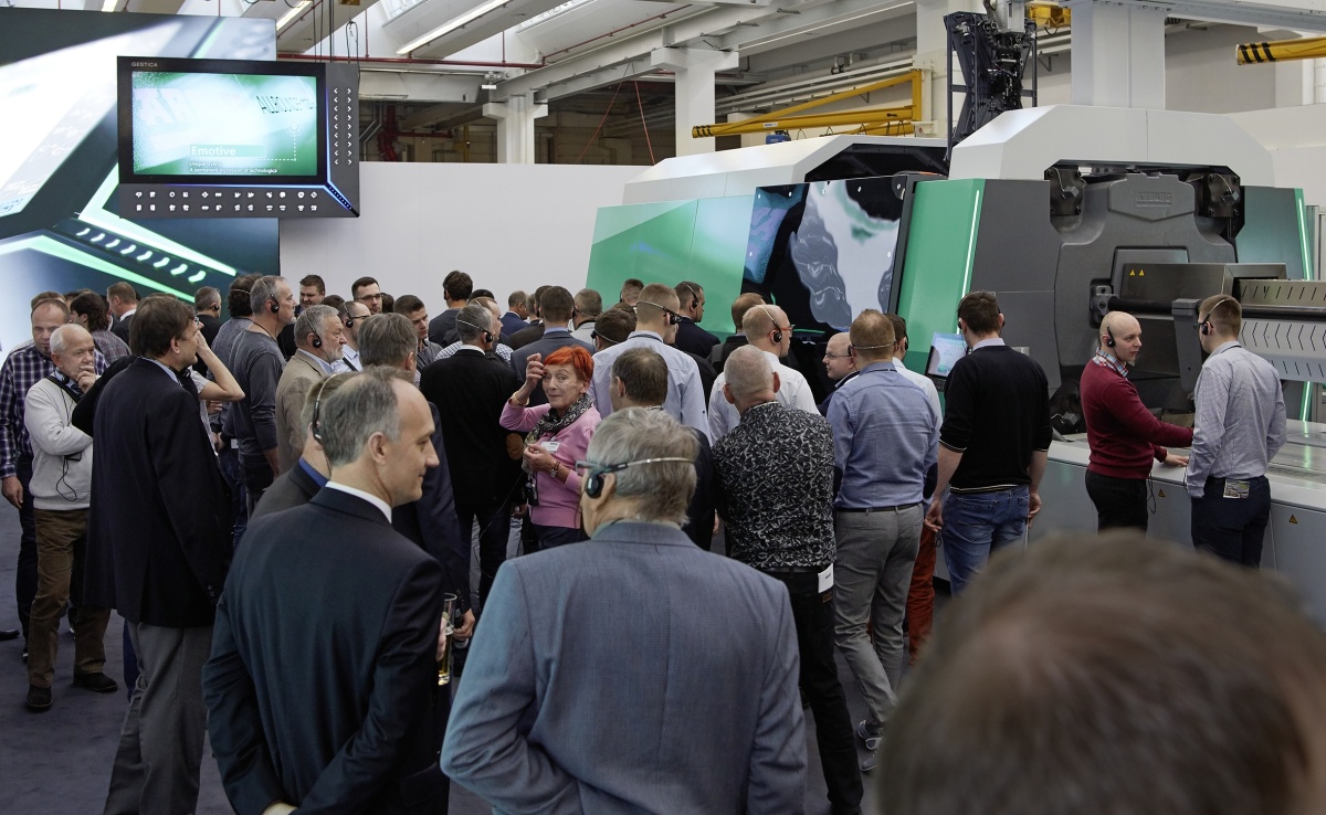 The new large hybrid Allrounder 1120 H with a clamping force of 6,500 kN attracted a great deal of attention at the Technology Days 2017, producing folding step stools.