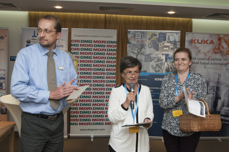 Z&aacute;ver konferencie spestrila tombola o hodnotn&eacute; ceny od partnerov podujatia. Manaž&eacute;r Village  resort Hanuliak Andrej Oravec, &scaron;&eacute;fredaktorka ai magazine Eva Ertlov&aacute; (uprostred), Vlasta Rafajov&aacute; &ndash; redaktorka