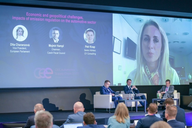 Dita Charanzová, podpredsedníka Európskeho parlamentu; Mojmír Hampl, predseda Národnej rozpotovej rady; Petr Knap, senior advisor EY a moderátor Ivan Hodá. 
