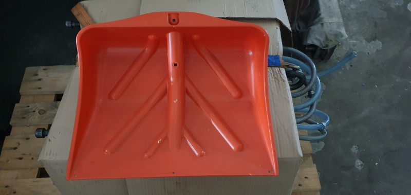 Injection mold for the production of snow and grain shovels