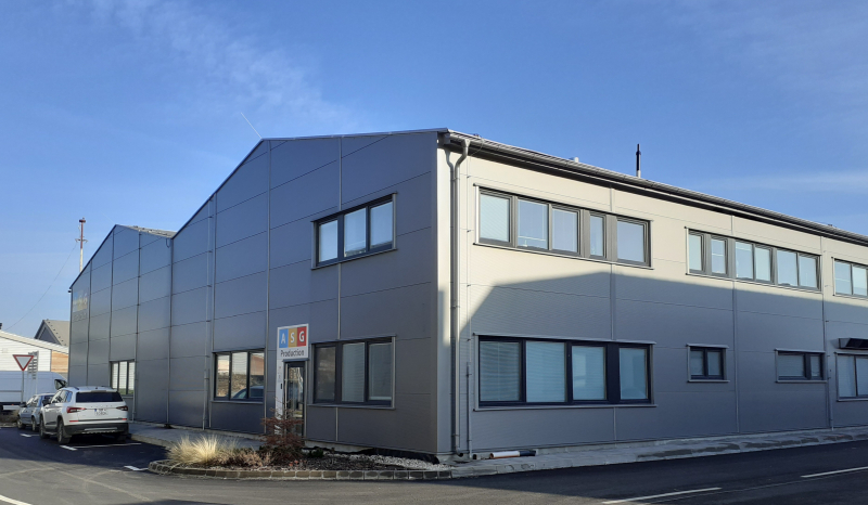 Production of plastic moldings and assembly of simple components in Trenčín