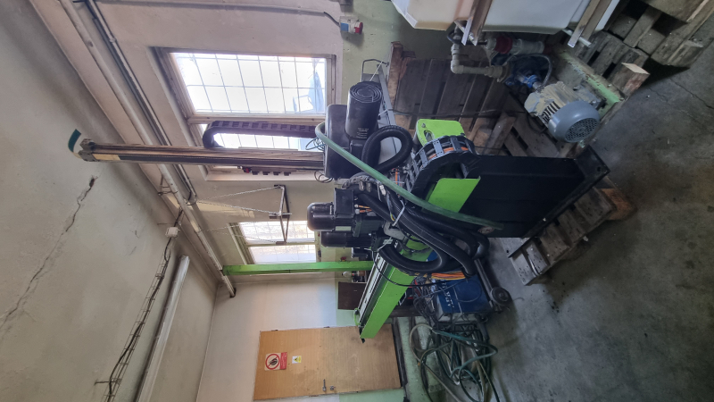 Robot for injection molding machine