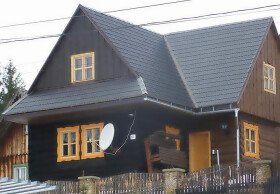 Plastic roofing shingles with imitation wood from TITAN-Tatraplast Ltd.