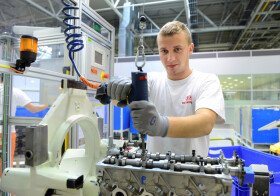 The average wage in the automotive industry in Czech republic exceeded 33 000 CZK, increased the number of employees in companies