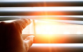 The heat also "attacks" through the windows. Do you know how to protect your home from the sun?