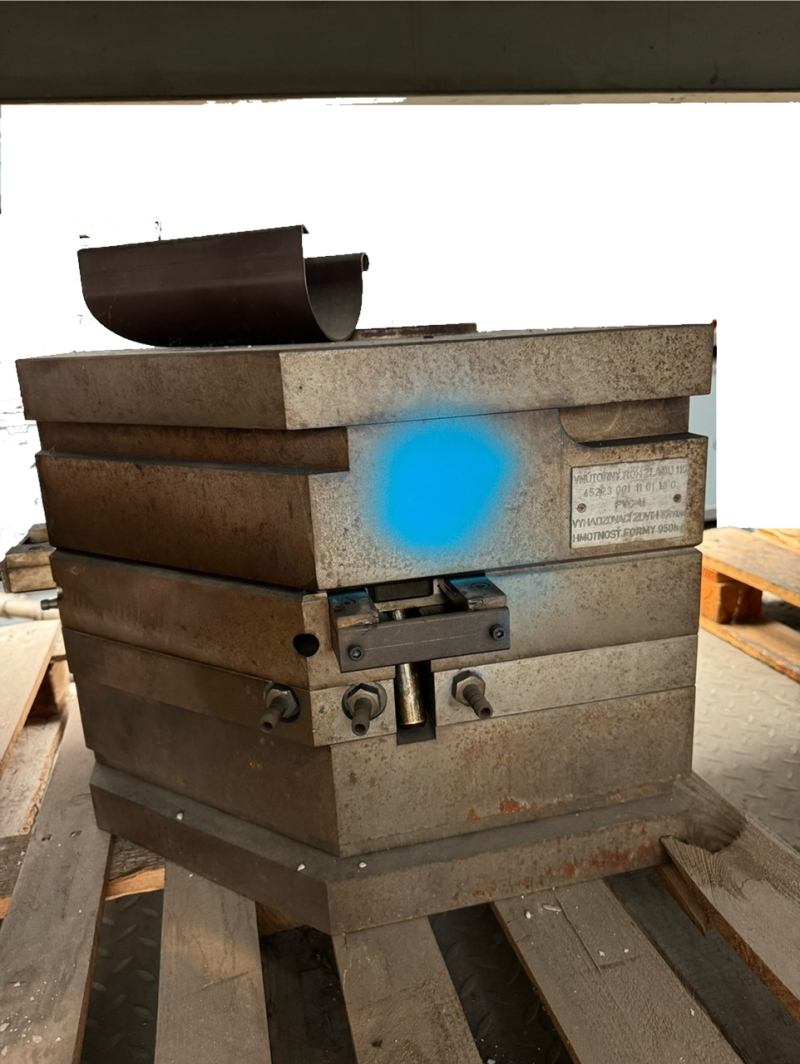 Sell: Molds for the production of injected parts of the Gutter System