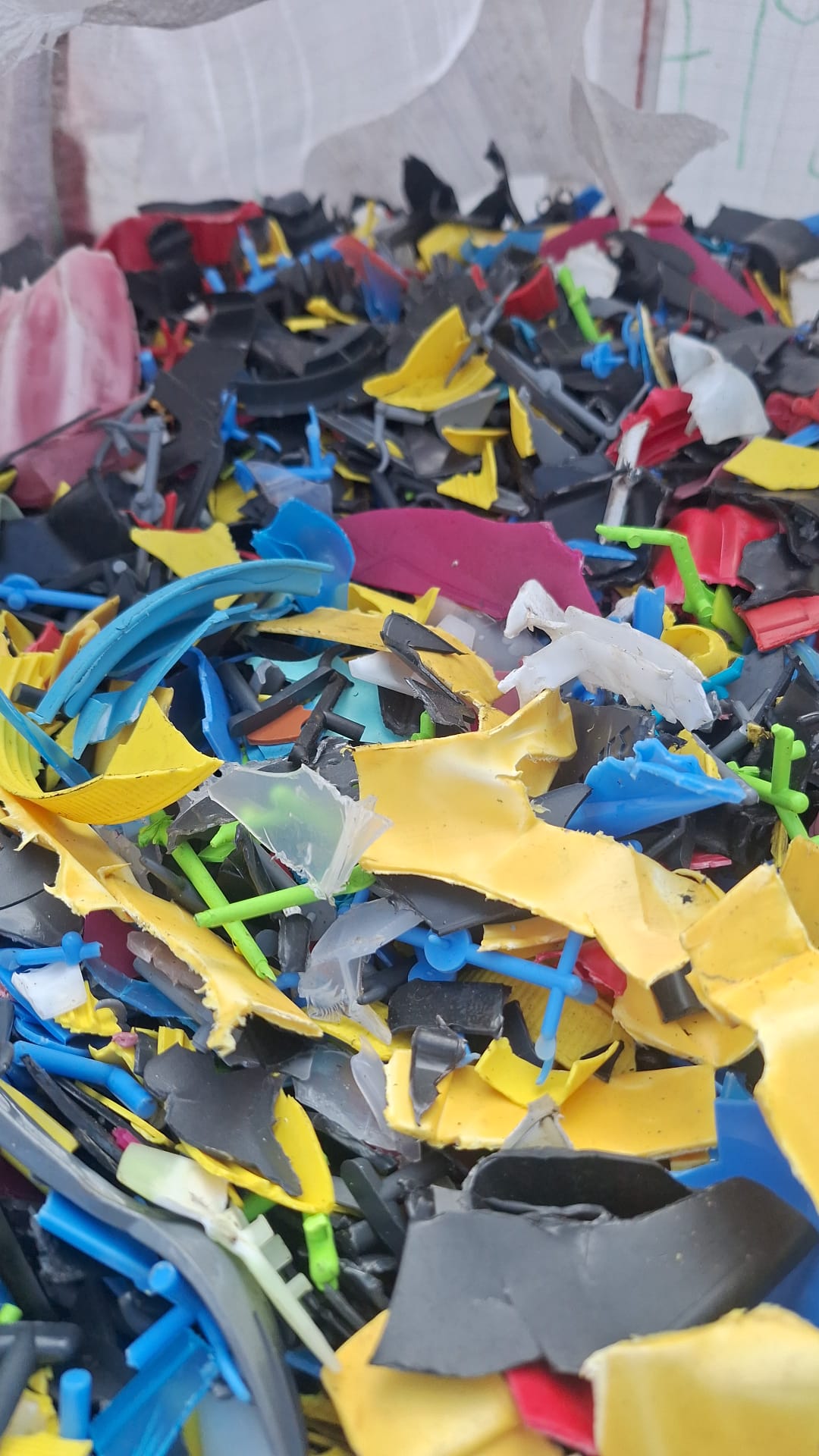 Polypropylene - coarse crumb from plastic pallets and boxes (15 tons)