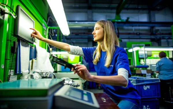 When Data Drives Production: The Benefits of MES Systems Beyond Plastics Manufacturing